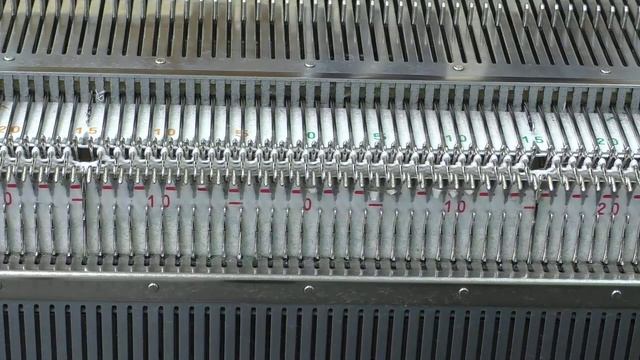 Урок о выполнении встречных складок на вязаных изделиях из нового МК Платье "Каприз" смотреть онлайн