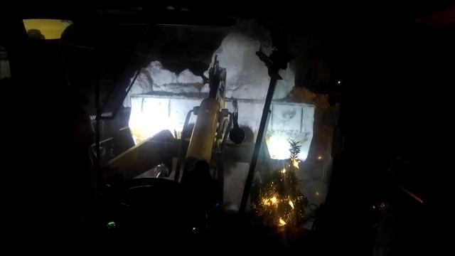 front loader dig out the car//ОТКОПАЛ МАШИНУ В СУГРОБЕ СНЕГА смотреть онлайн