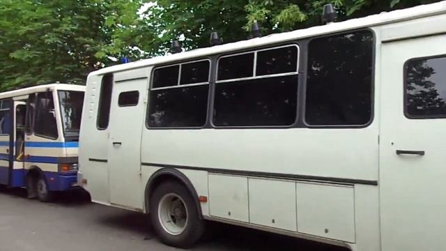 Автобусы с "Беркутом" в центре Василькова смотреть онлайн