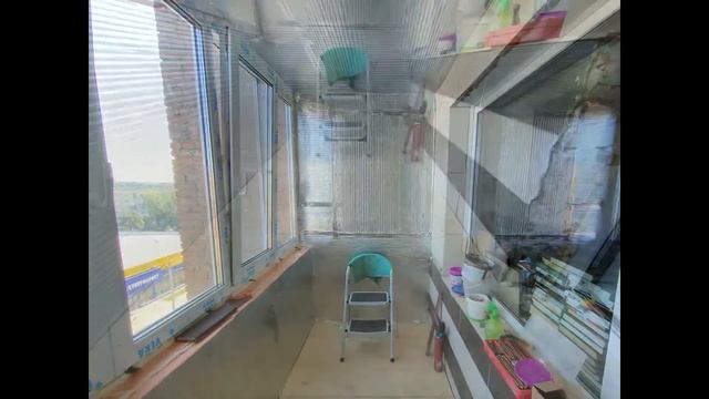 Утепленная лоджия в ламинате. Крутое оформление белым плинтусом. смотреть онлайн