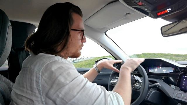 Первый русскоязычный обзор нового Peugeot 408. Ему есть чем удивить!