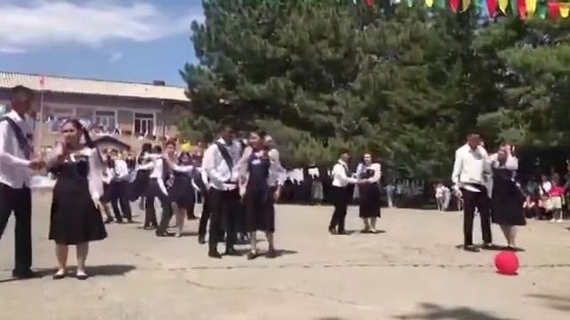 Выпускной вальс 2022 Таш-Мойнокская сош . им. Сакина Бегматовой . смотреть онлайн