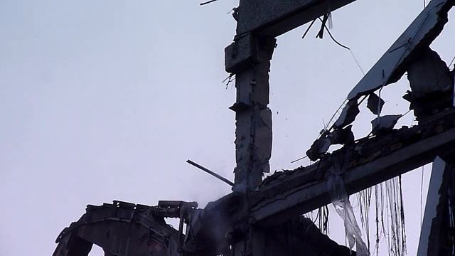 RADIOTEHNIKA administratīvās ēkas nojaukšana 2017.12.30 (1) смотреть онлайн