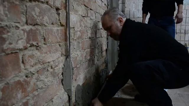 Интернат. Дети штукатурят стены в фитнес-зале смотреть онлайн