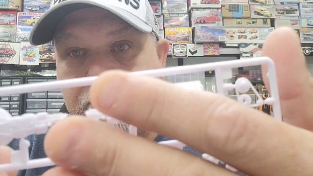 open box review of the new revell 1932 Ford roadster. смотреть онлайн