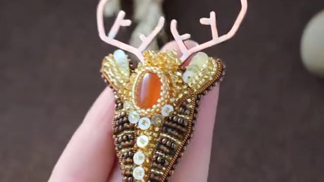 Брошь авторская с сердоликом, бисером Северный олень смотреть онлайн