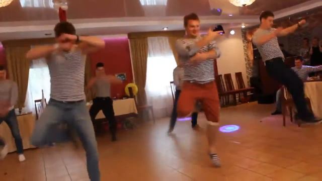 Русский ответ лезгинке , парни зажигают на свадьбе! смотреть онлайн