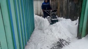 Уборка снега мотоблоком.