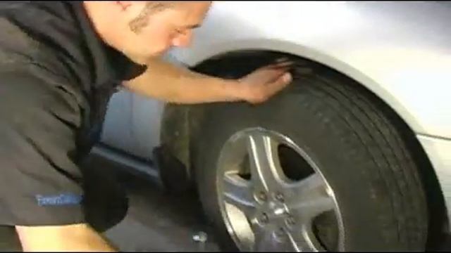 How to Change Front Coil Springs on a Ford Taurus : Tightening Lugnuts When Changing Front Coil Spr смотреть онлайн