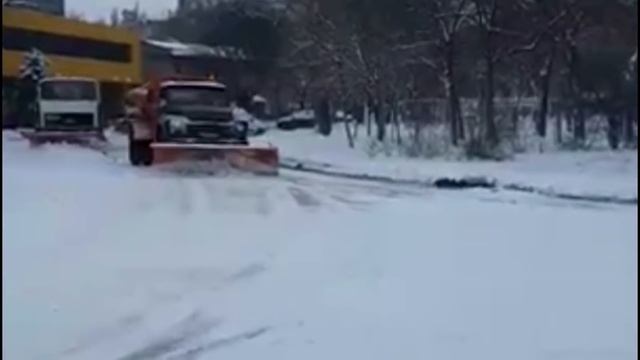 Колонны спецтехники в сопровождении полиции расчищают дороги Одессы от снега.