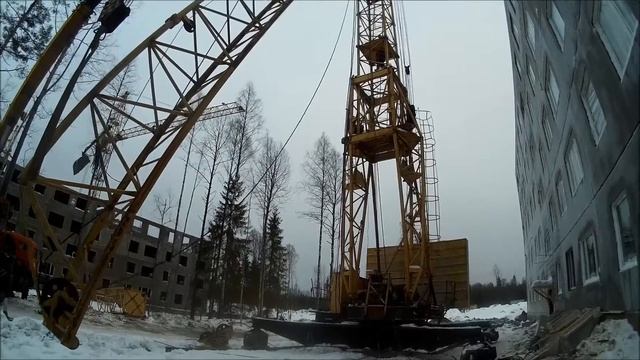 как опускают башню крана КБ 408. tower crane lowering. № #11.02 смотреть онлайн
