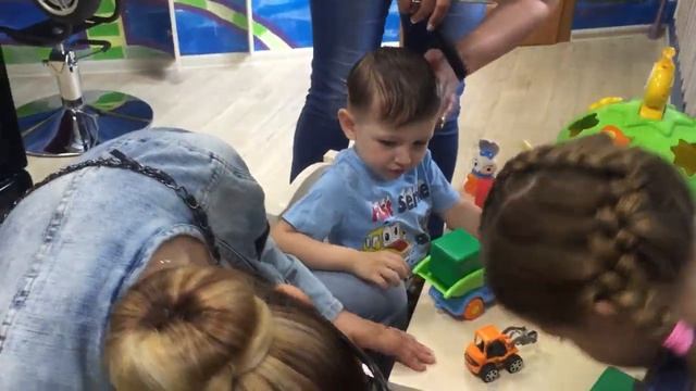 Детская стрижка/ Елец салон FAMILY/ без слёз, истерик играючи стрижём Даню смотреть онлайн