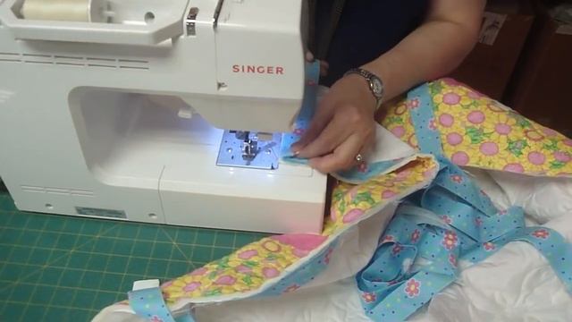 How To Bind a Quilt on a Sewing Machine with Jenny Doan of Missouri Star (Instructional Video) смотреть онлайн
