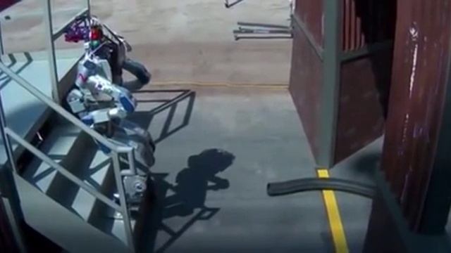 Korea's Team KAIST robot completes tasks at the 2015 DARPA Robotics Challenge (fast motion) смотреть онлайн