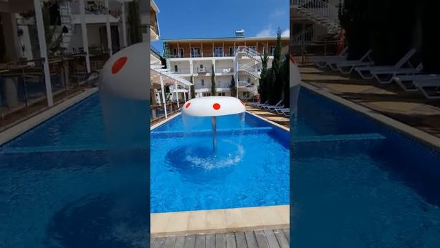 Видео обзор двора и бассейна в Мини гостинице " КАНАРИЯ " Судак 2022 смотреть онлайн