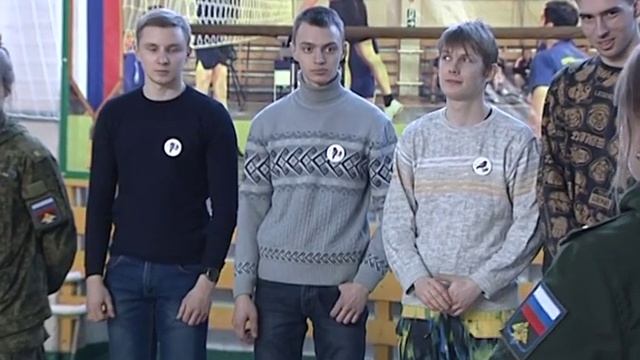 Будущие призывники сходили «В армию на денёк» смотреть онлайн