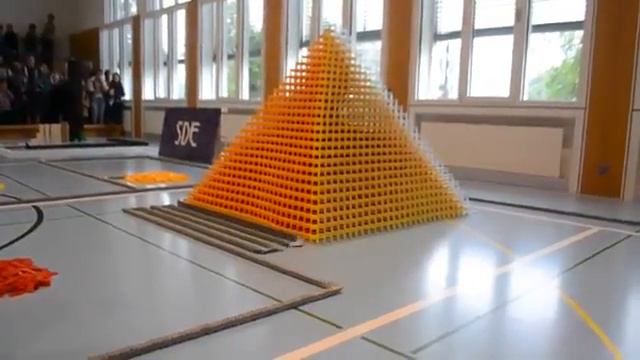 Гигантская пирамида из домино/Giant pyramid out of dominoes смотреть онлайн
