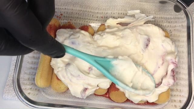 Клубничный ТИРАМИСУ БЕЗ ВЫПЕЧКИ .За 10 минут.Strawberry TIRAMISU WITHOUT BAKE .In 10 minutes смотреть онлайн