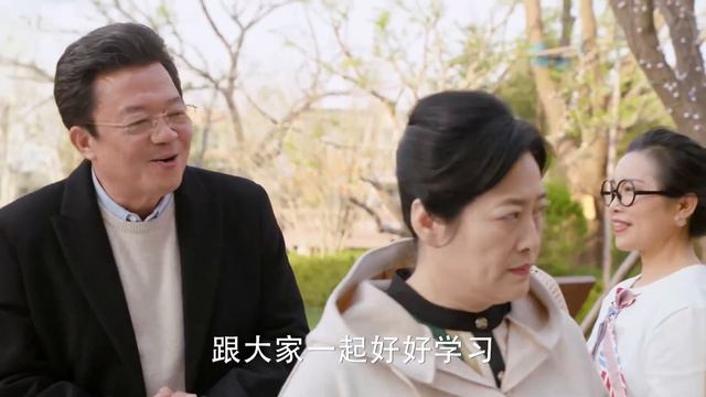 女機長和父親翻臉，不料點菜時一個細節，讓姐姐和母親感動又傷心 | 愛的厘米 | Idol Box смотреть онлайн