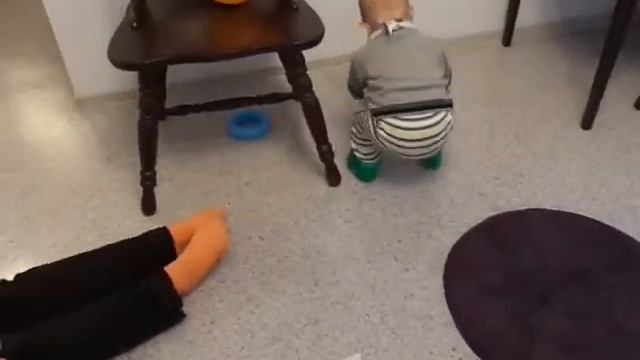 1 год и 2 месяца. Мальчик знает две буквы. смотреть онлайн