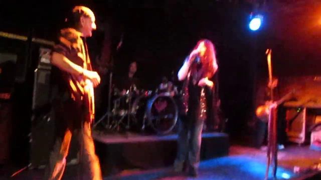 Tomi Rae Brown & G.M.O.S with Kelly Garni live at Vamp'd _ Band Intros смотреть онлайн