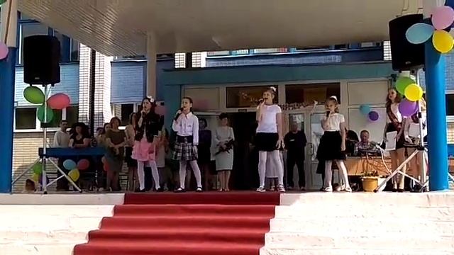 Поздравление выпускникам Средней школы 151 от начальных классов смотреть онлайн