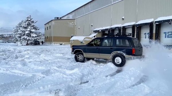 First Gen Ford Explorer (1991) - Snow Fun