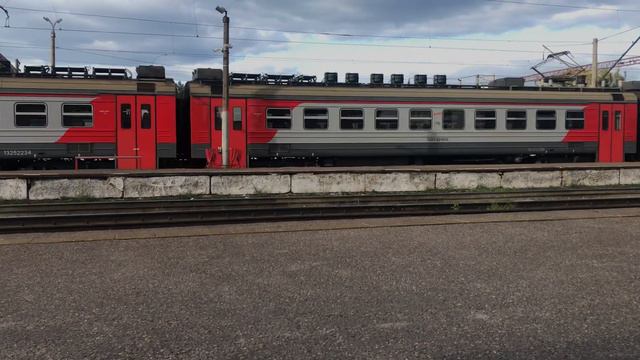 "Демихов в Доле" ЭД9Э-0046 прибывает на станцию Зеленый Дол смотреть онлайн
