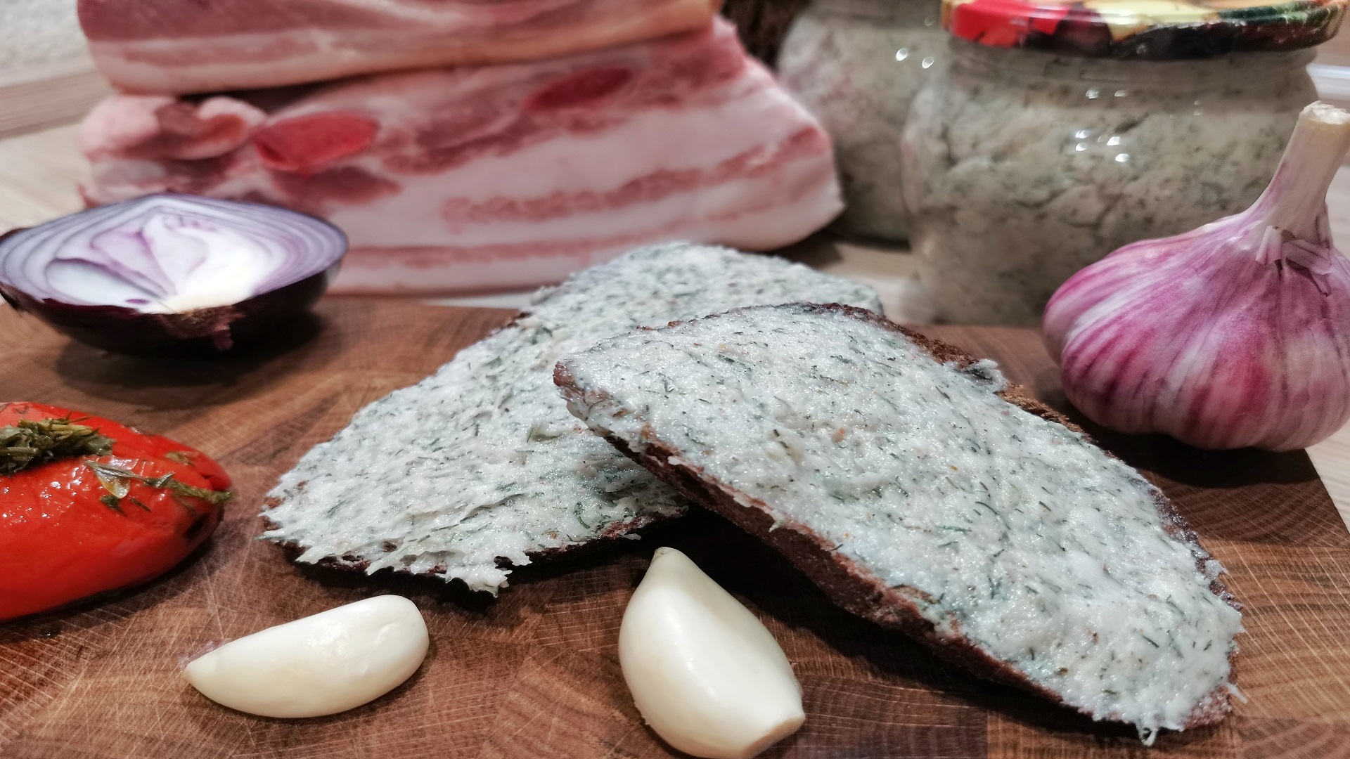 ИДЕАЛЬНАЯ ЗАКУСКА НА ВСЕ СЛУЧАИ ЖИЗНИ! САЛО с чесноком и зеленью по - Украински! смотреть онлайн