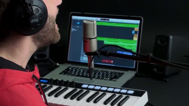 Building a song in GarageBand with iRig Keys I/O and included software смотреть онлайн