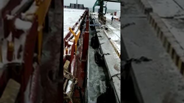 Проспер стоит у причала в Корсакове смотреть онлайн