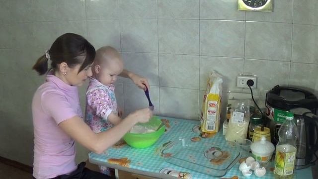 Готовим с ребенком запеканку из творога ♥ Ребенок 1 год и 3 месяца смотреть онлайн