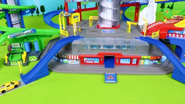 Çocuklar için canavar kamyonlar parkuru смотреть онлайн