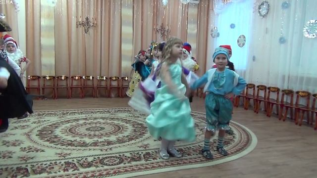 Новогодний утренник в детском саду . Танец - выход. смотреть онлайн