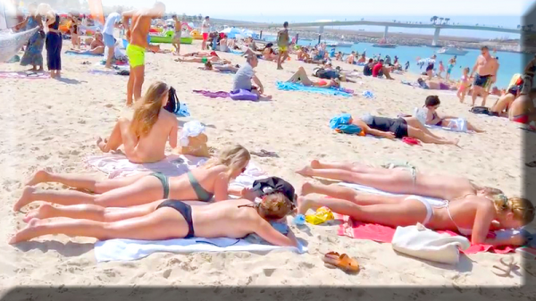 Walking on Dubai Beach JBR Beach -  Girls in bikinis