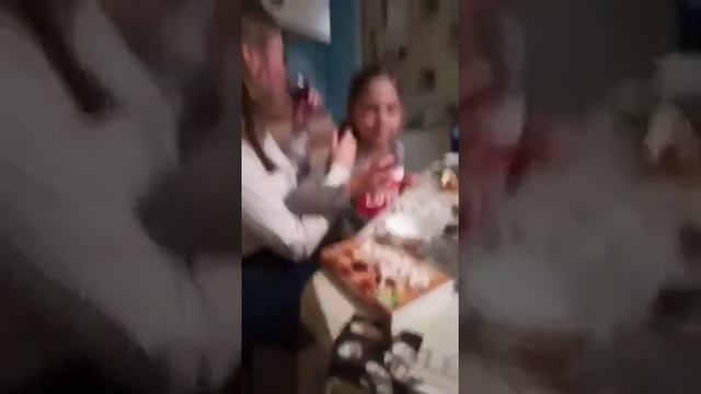 Вот как надо отмечать день рождения с друзьями? смотреть онлайн