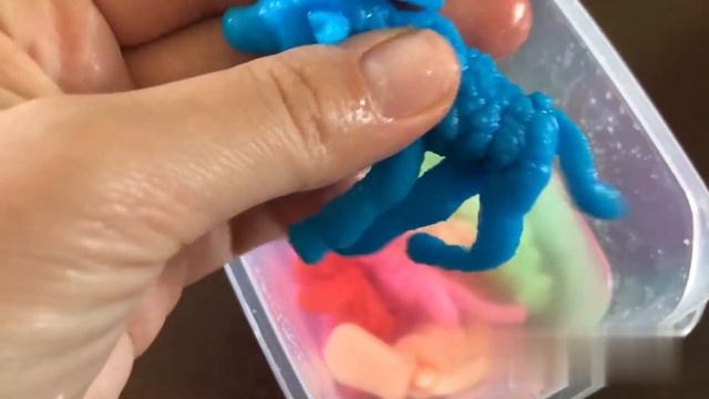 Растущие игрушки в воде.Животные смотреть онлайн