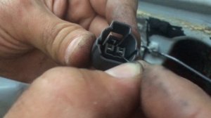 Разбираем автомобильный разъем и вытаскиваем пины Honda / how to remove a pin from a car connector