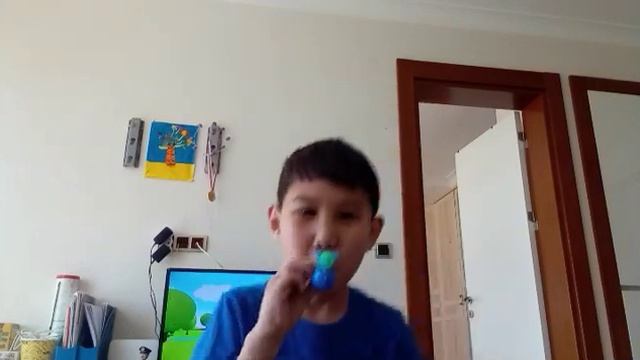 У меня каникулы урааааааа! Мне учитель подарил эту штучку она прикольная??? Показал лицо опять??? смотреть онлайн