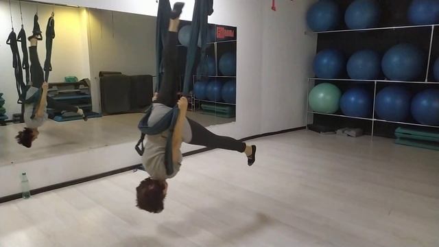 Аэройога. Валя кувырок в полете. смотреть онлайн