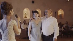 невеста поёт родетелям на свадьбе