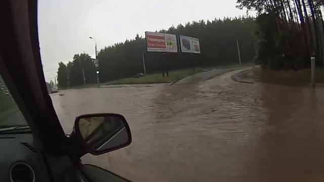 Сильнейший ливень в Ижевске, превратил дороги в реки смотреть онлайн