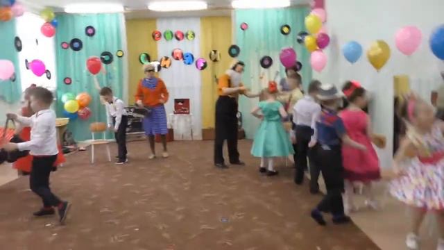 Выпускной в детском саду Незабудка 2018 год / Яренск смотреть онлайн