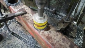 Отверстие в металле коронкой по бетону