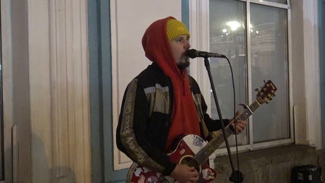 Уличный музыкант Глеб у метро ,,Канал Грибоедова,, , создаёт музыкальное настроение всем зрителям.? смотреть онлайн