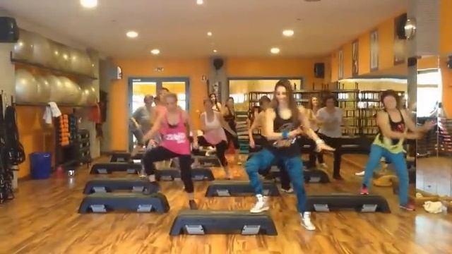 ZumbaStep® | 'La Mordidita' Ricky Martin смотреть онлайн