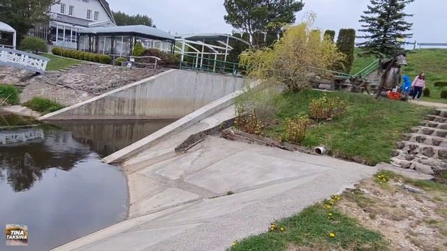 Посмотрите быт литовцев на хуторе. В деревне живут ламы. Кретинга. Lietuva. Kretinga.Vienkiemis.