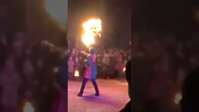 Мы ходили на масленицу, а там человек дышал огнём! смотреть онлайн