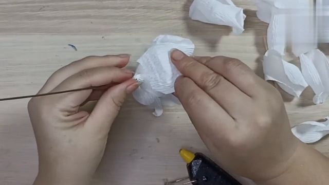 роза из гофрированной бумаги