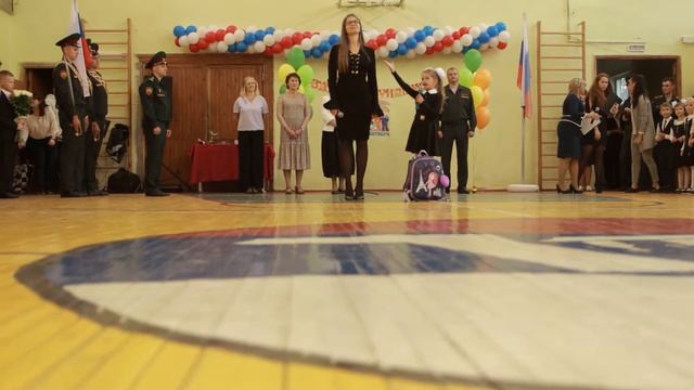 "Первый раз в первый класс"- первоклассница и её мама поют на линейке 1 сентября смотреть онлайн